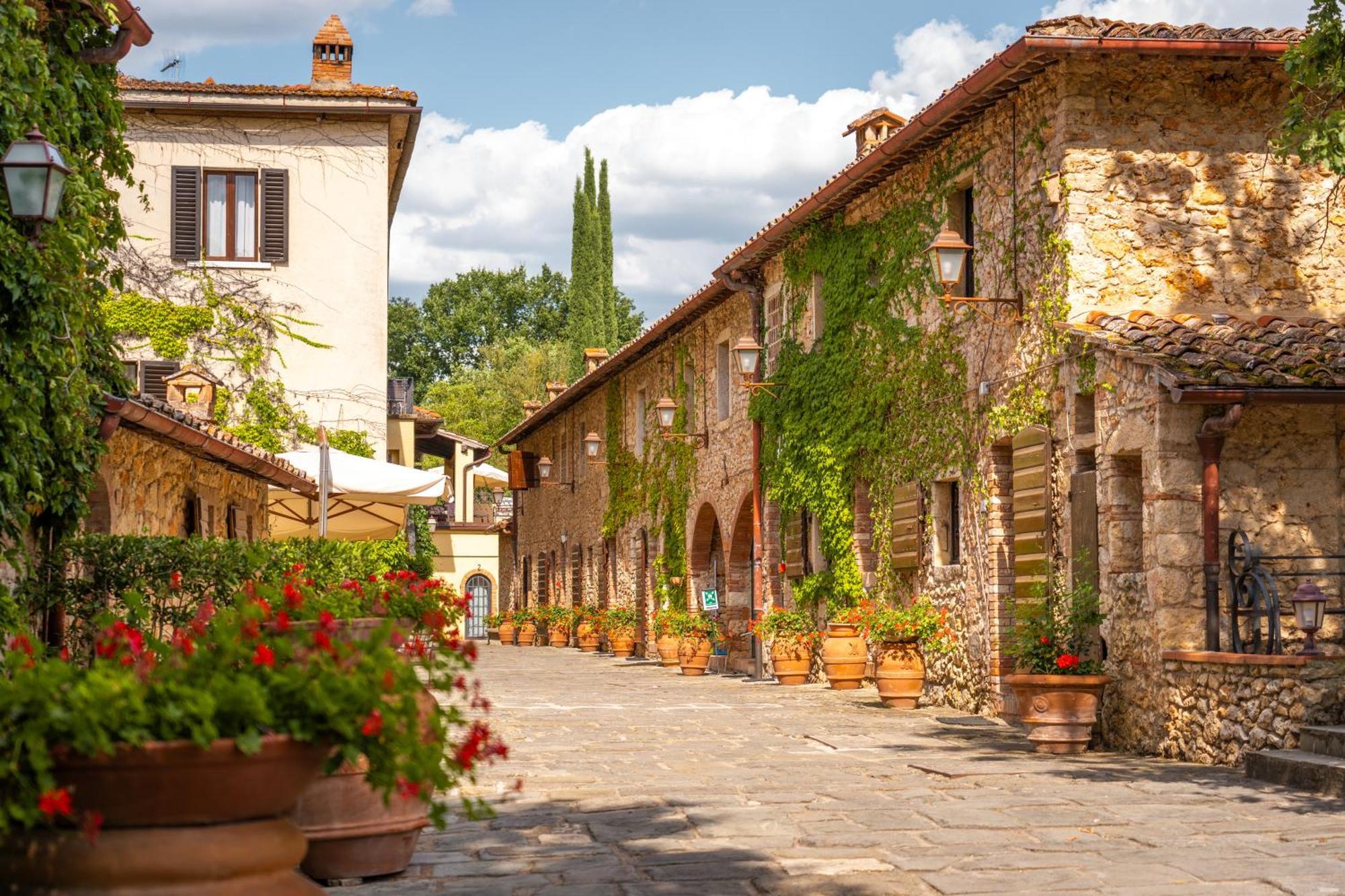 Borgo San Luigi Hotel 4*