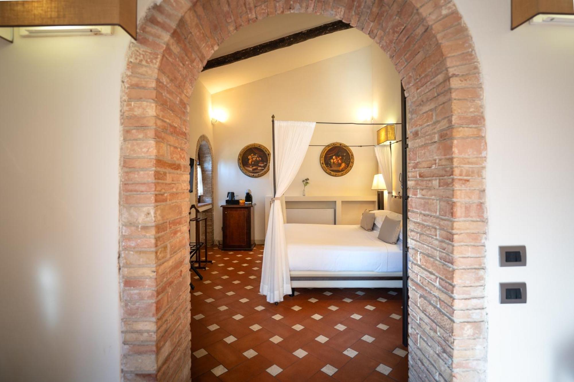 Hotel Borgo San Luigi 4*